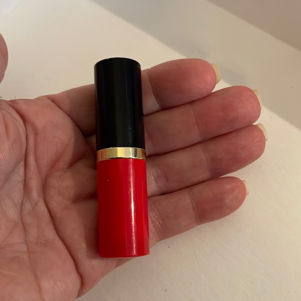 New #73 SCARLET SIREN CREME by Estee Lauder Long Lasting
Lipstick Full Size